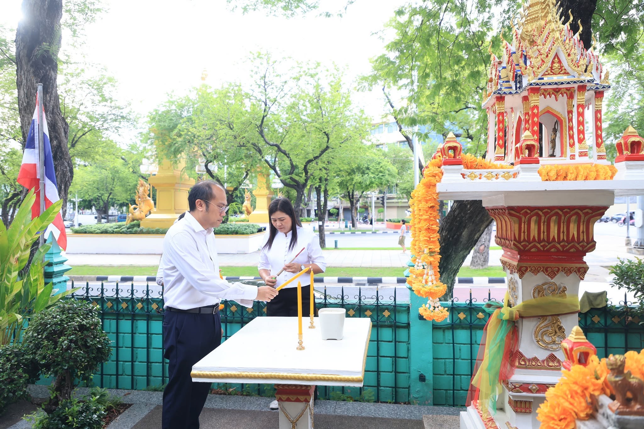 title - ผู้อำนวยการสำนักบริหารกลาง ส.ป.ก. สักการะสิ่งศักดิ์สิทธิ์ประจำ ส.ป.ก. เนื่องในโอกาสเข้ารับตำแหน่งใหม่ 